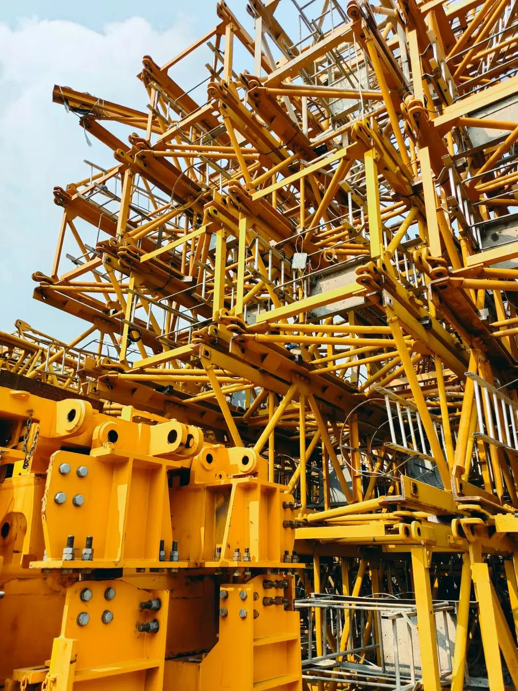 China Manufacturer Mechanical Construction Yongmao New and Used Topless Crane Tower