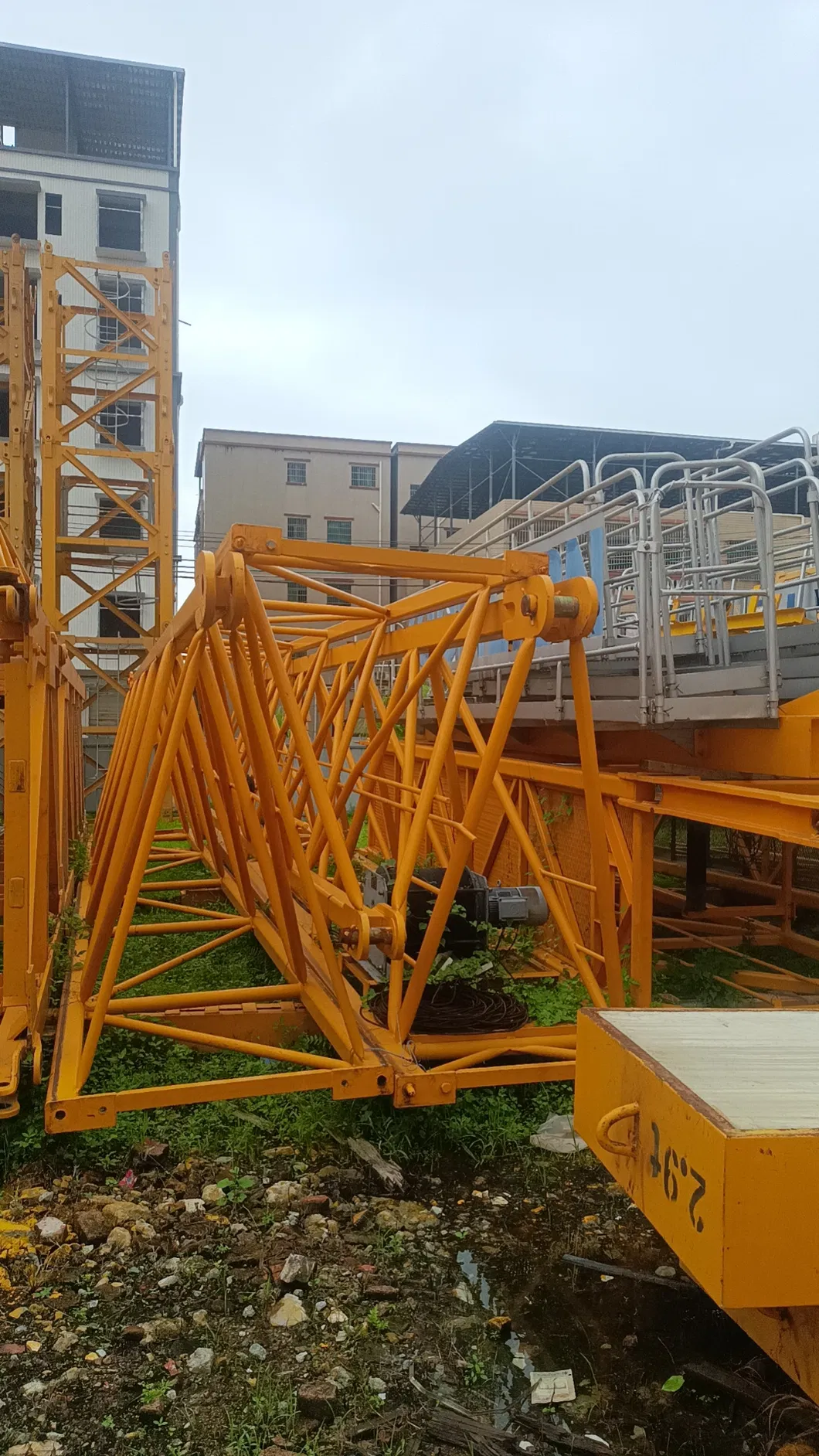 up to 80 Tons High Load Capacity Zoomlion 6513-81 Used Tower Cranes with Long Arm